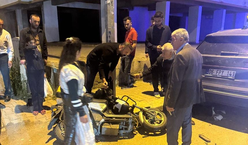 Devrilen motosikletin sürücüsü, otomobilin altında sıkıştı