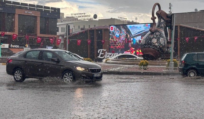 Erzincan'da sağanak nedeniyle cadde ve sokaklar su altında kaldı