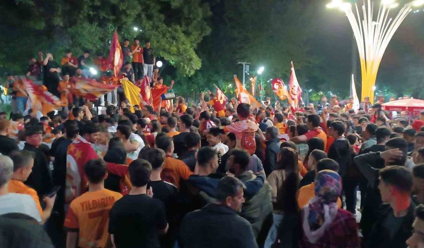 Galatasaraylı taraftarlardan Batman'da coşkulu kutlama