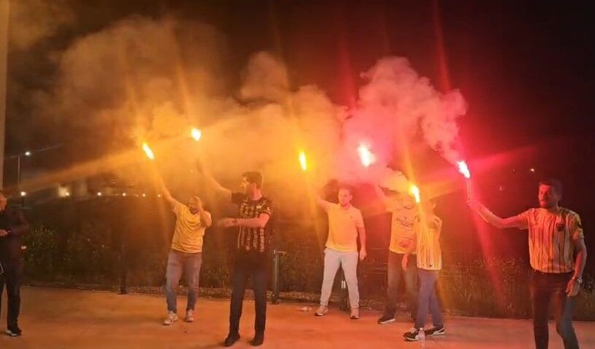 Hasköylü taraftarlardan Muşspor'a meşaleli destek