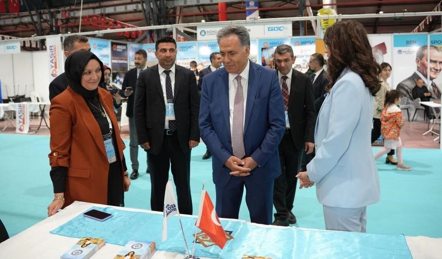 Rektör Akpolat, İpek Yolu Kariyer Fuarı'ndaki stantları ziyaret etti