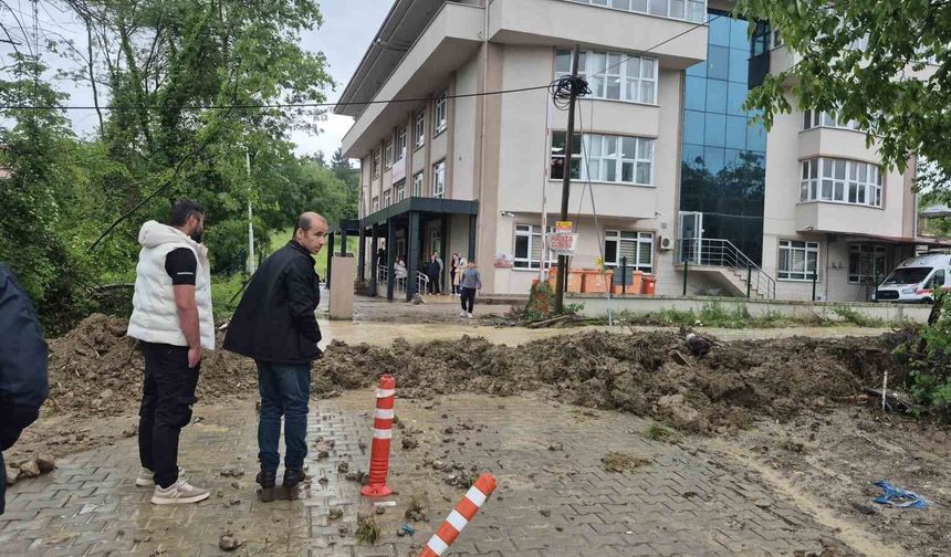 Sağanak sağlık ocağını vurdu: Hastalar ve personel mahsur kaldı