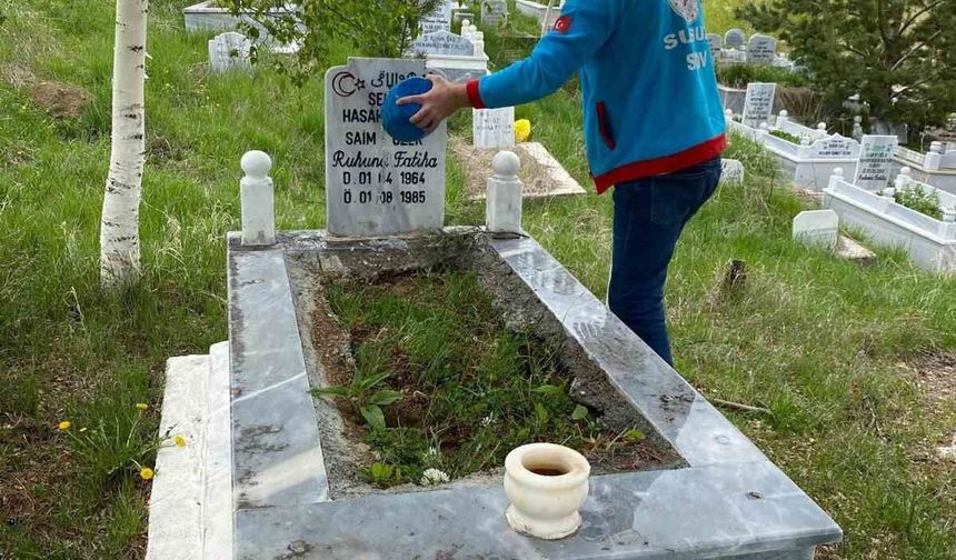 Susuz'da şehit kabirleri bayram öncesi özenle temizlendi
