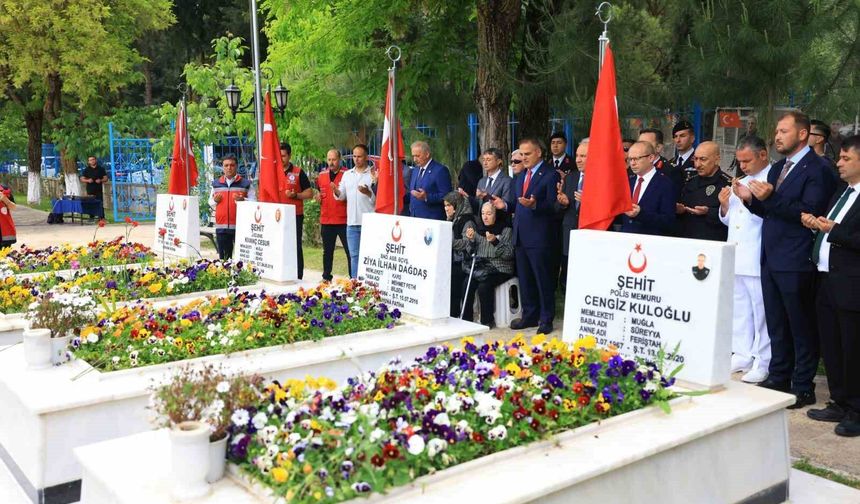 Vali Akbıyık, Kurban Bayramı nedeniyle şehitliği ziyaret etti