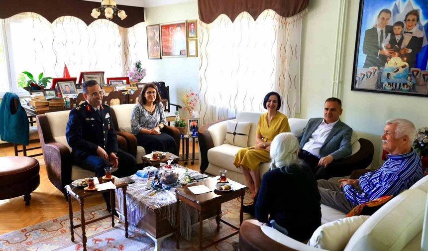 Vali Akbıyık şehit ailesini unutmadı