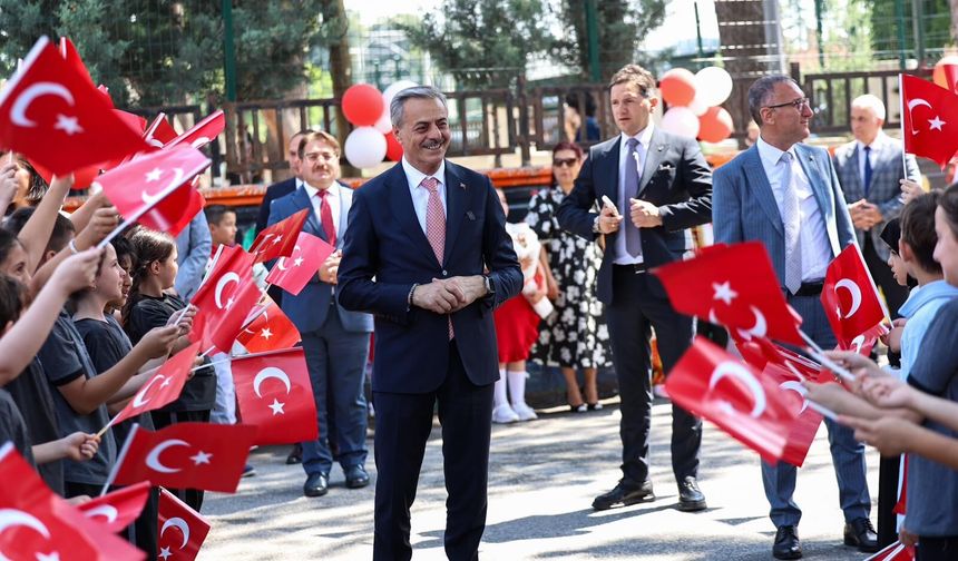 Yusuf Alemdar miniklerin karne heyecanına ortak oldu