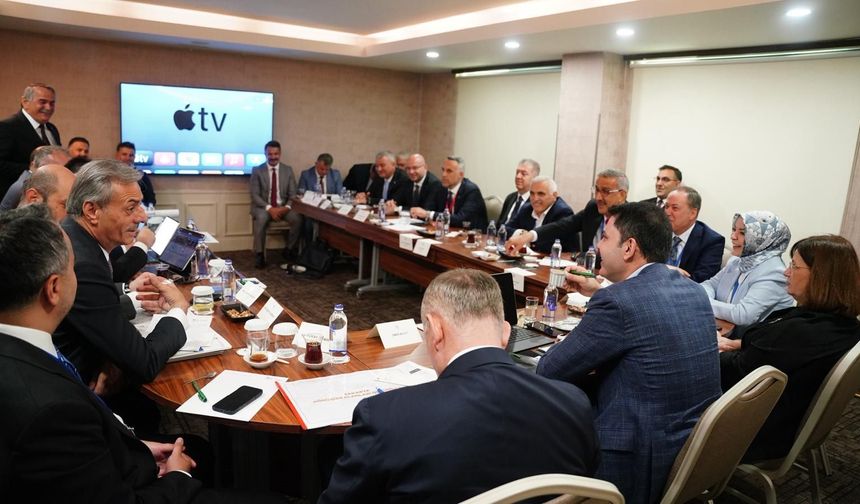 Sapanca Kampı'nda Sakarya Zirvesi: Bakan Kurum Başkanlığında Kritik Toplantı!