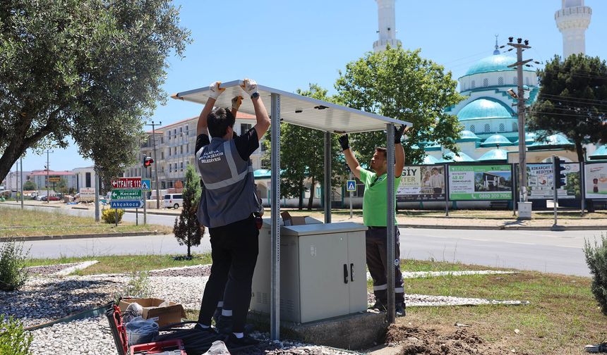 Kavşaklarda elektrik kesintisine son: Büyükşehir’den güneş enerjili çözüm