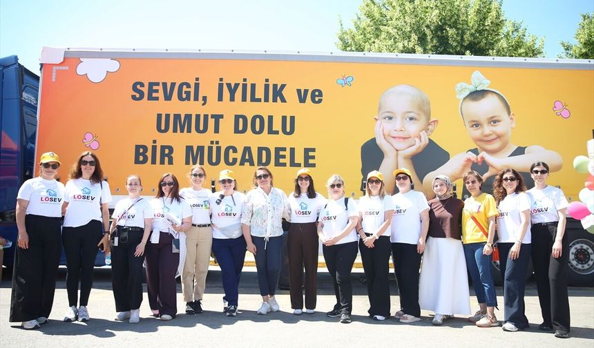 LÖSEV'in 'İyilik Tırı' Sakarya'ya geldi