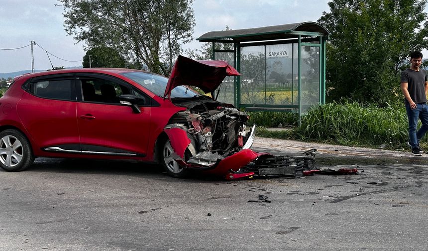Sakarya'da otomobiller kafa kafaya çarpıştı: Kazada yaralanan olmadı