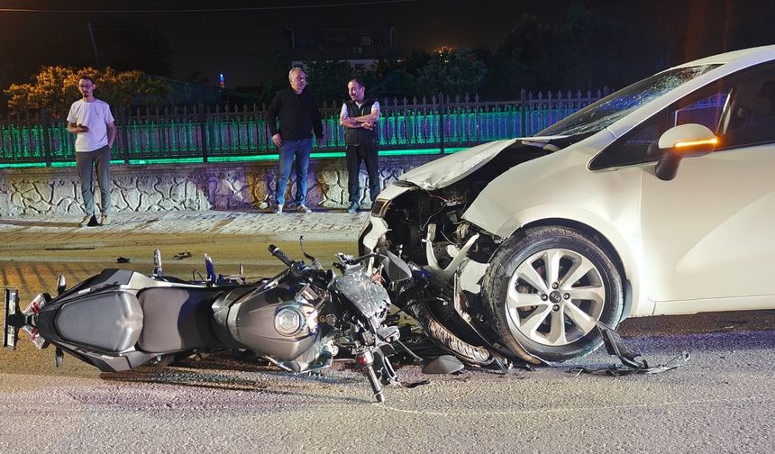 Otomobil ile motosiklet kafa kafaya çarpıştı: 1 yaralı!