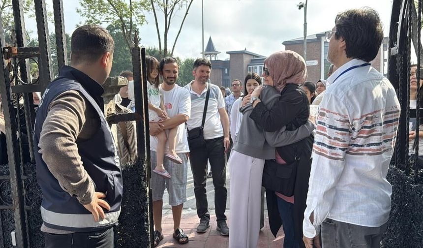 Öğrenciler içeride veliler dışarıda ter döktü