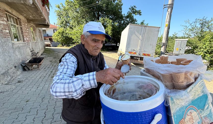 Yarım asırdan fazladır köy köy gezerek dondurma satıyor