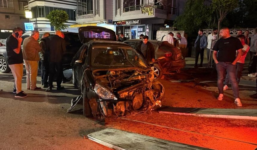 Kontrolden çıkan otomobil park halindeki araçlara çarptı: O anlar kamerada