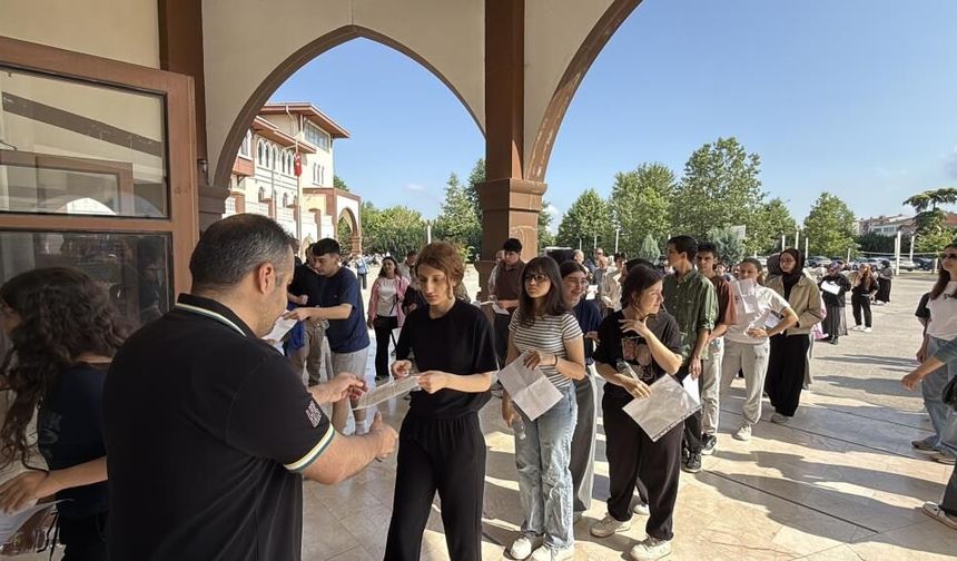 Öğrenciler sınavda, veliler dışarda ter döküyor