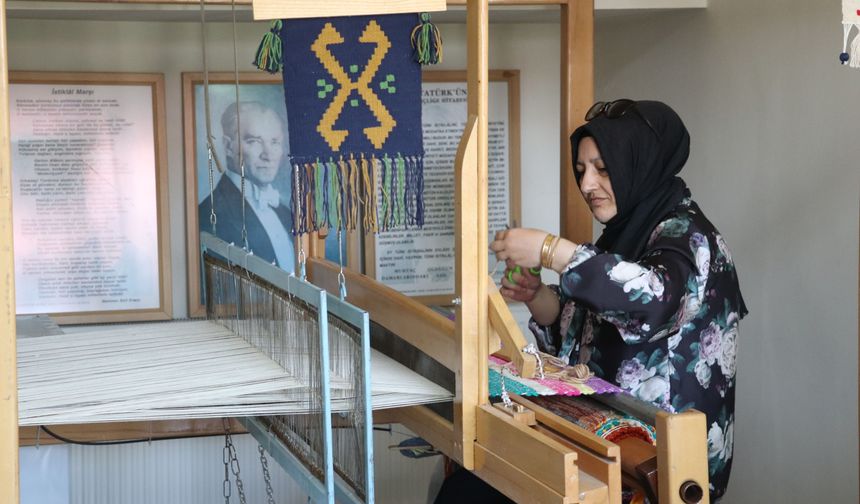 Atık poşetler ve iplikler dokuma tezgahında yeniden hayat buluyor