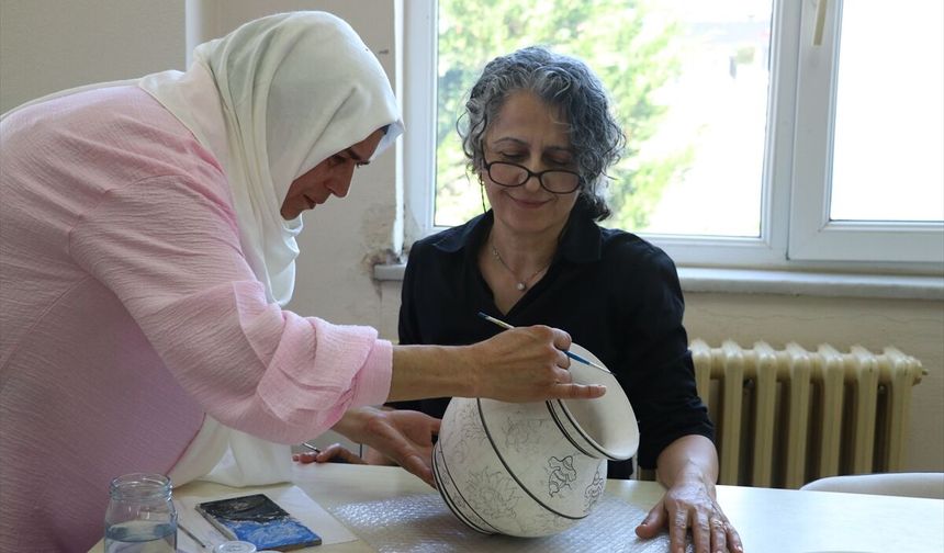 Çini sanatını gelenekten aldığı ilhamla geleceğe taşıyor