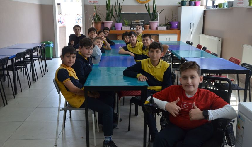 Öğretmeninin sırtında taşıdığı öğrenci iyileşip futbolcu olmak istiyor