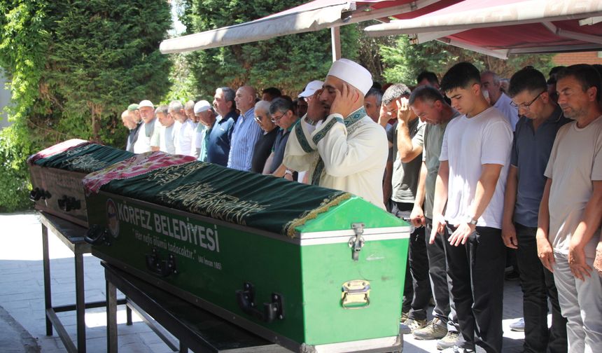 Kazada ölen anne ve kız yan yana toprağa verildi