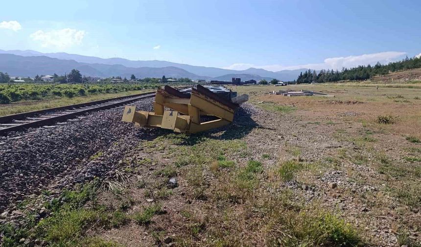 Ayrılan trenin vagonları hortuvara çarparak devrildi