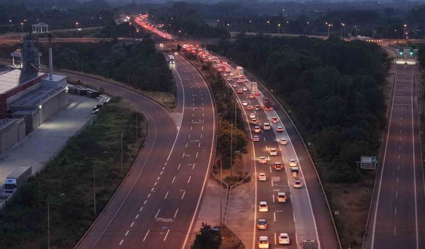 Bayram bitti trafik bitmedi: Düzce geçişinde kilometrelerce kuyruk