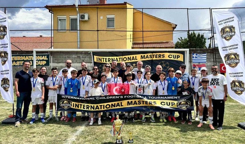Beşiktaş altyapısında oynayan Bilecikli genç kaleci Doruk, turnuvayı gol yemeden bitirdi
