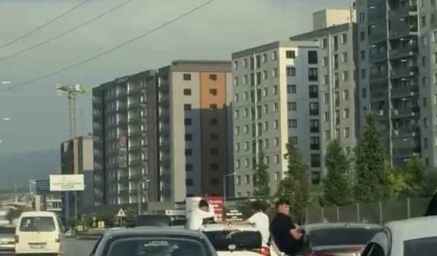 Düğün konvoyunda tehlikeli yolculuk