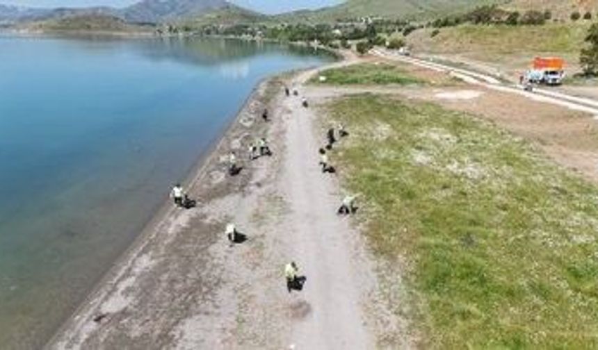 Hazar Gölü'nde dev temizlik 12 ton atık toplandı