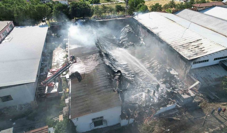 Kauçuk fabrikasındaki yangın 3 saatlik çalışmayla kontrol altına alındı