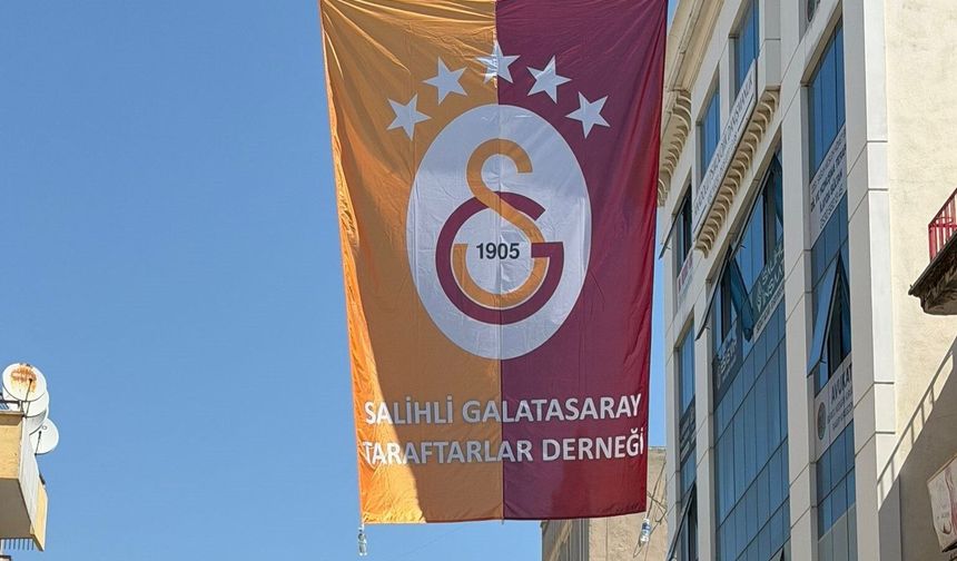 Salihli'de caddelere şampiyon Galatasaray bayrakları asıldı
