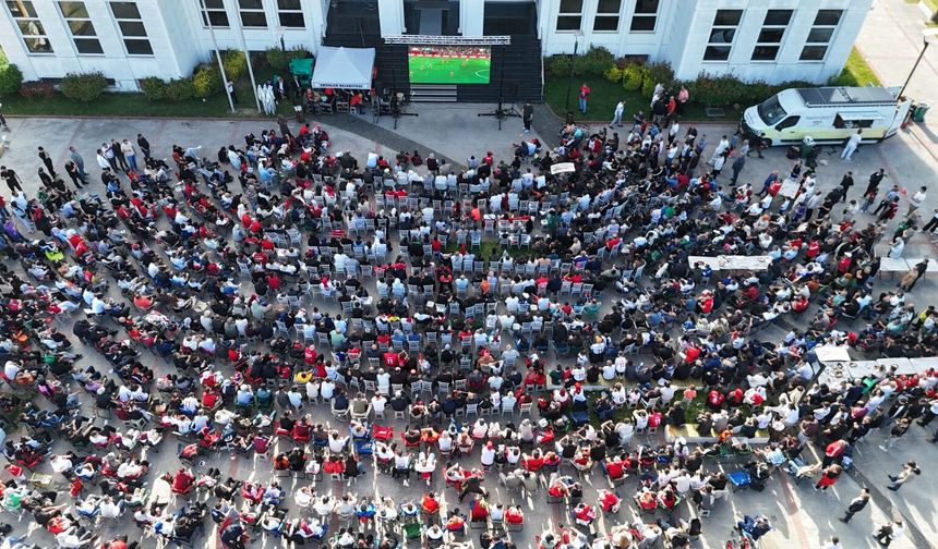Sakaryalılar kırmızı beyazları giyip dev ekranda milli takım heyecanı yaşadı