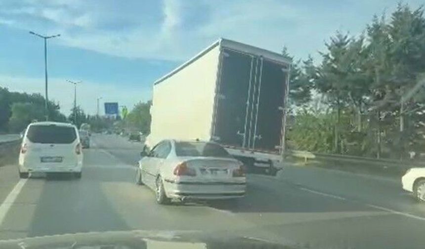 Otomobil kamyonetin kasasına ok gibi saplandı!