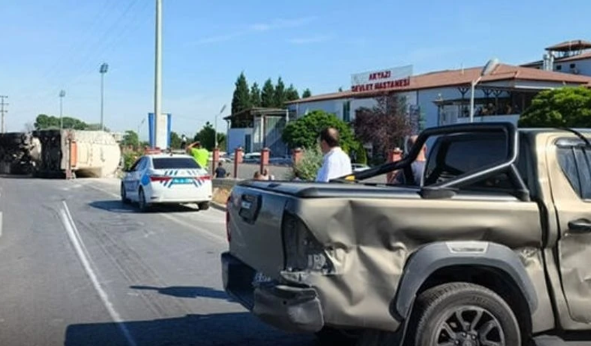 Akyazı Devlet Hastanesi önünde can pazarı!Tanker ile kamyonet çarpıştı: 2 Yaralı