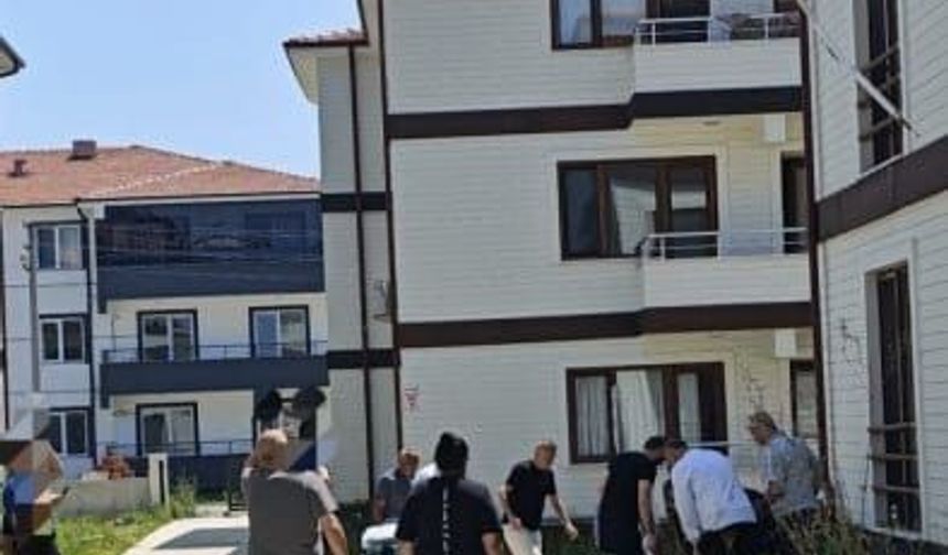 17 yaşındaki işçi klima takarken 3. kattan düştü!