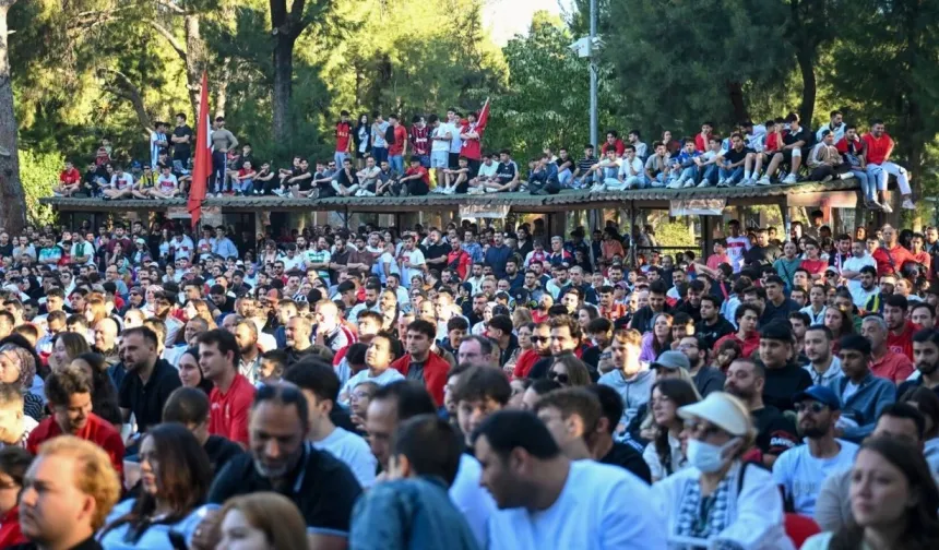 Meydanlarda toplu maç izlemeye yasak geldi!