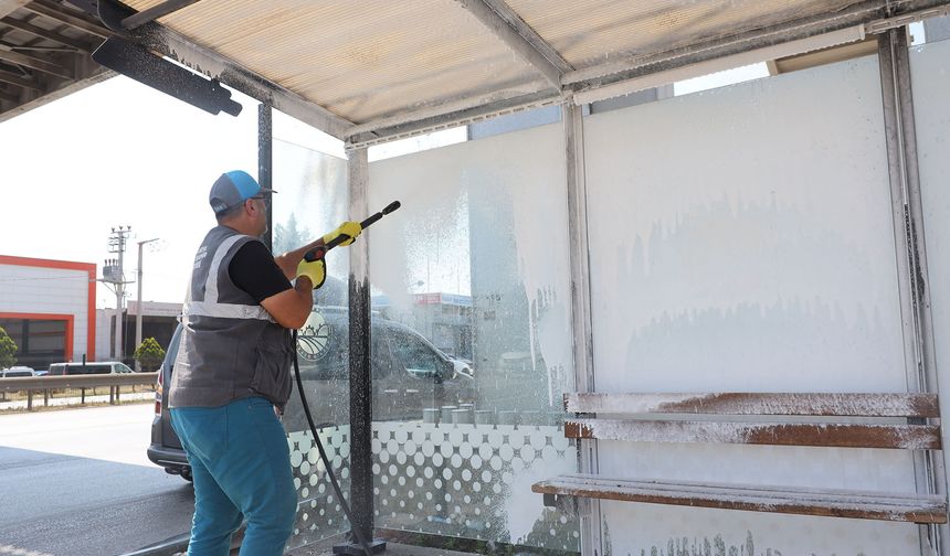 Büyükşehir ekipleri 16 ilçede durakları tek tek temizliyor