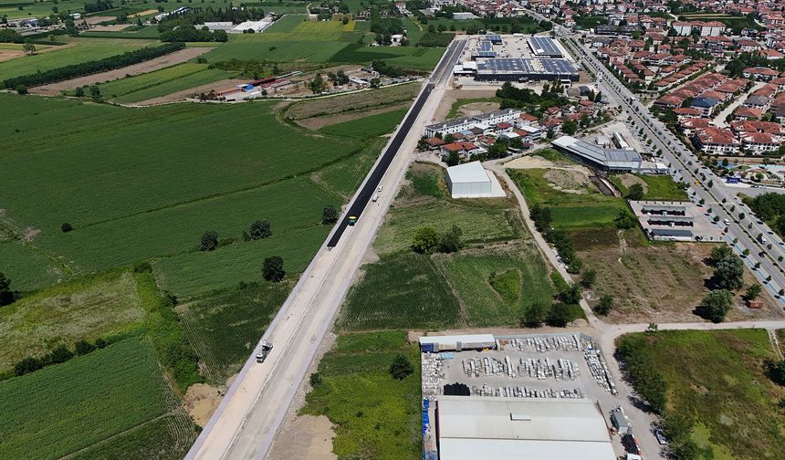 Yazlık Kavşağı’nın trafik yükünü alacak duble yolda asfalt çalışması başladı