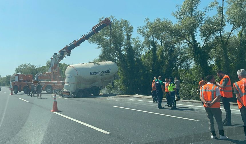 TEM Otoyolu'nda Soda Tankeri Devrildi: Trafik Kilitlendi