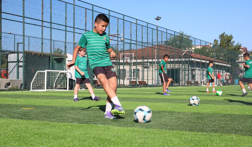 Büyükşehir'in yenilediği zeminde ilk düdük çaldı