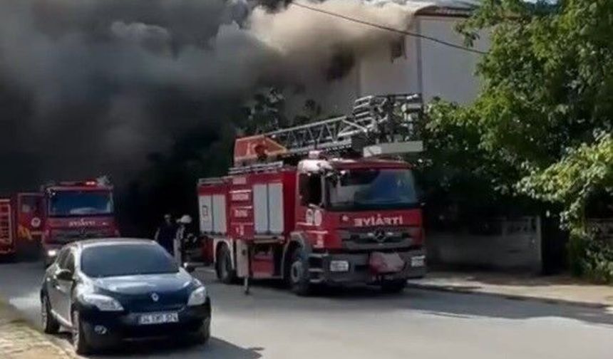 İki katlı binanın çatısında yangın paniği