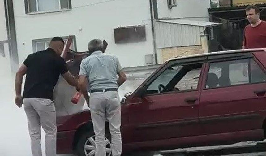 Dumanların yükseldiği otomobile duyarlı sürücü müdahale etti