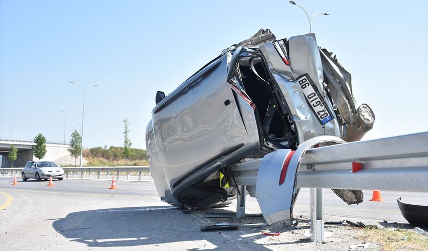 Adapazarı’nda feci kaza: Otomobil bariyerlere saplandı