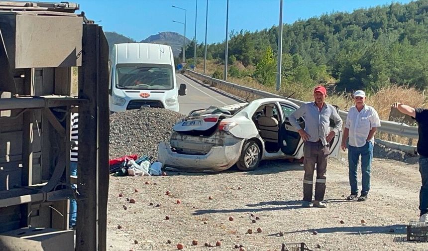 Pamukova'da dehşet anları: Kamyon otomobilin üstüne devrildi!