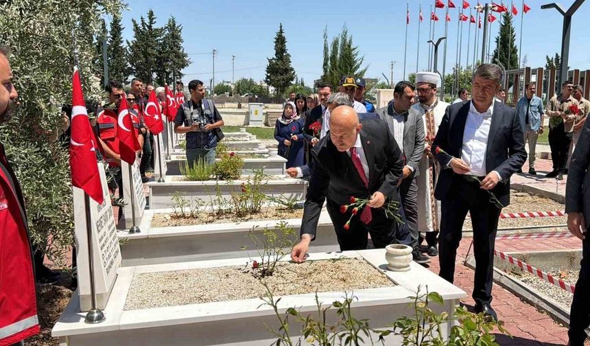 15 Temmuz'da şehitler kabirleri başında anıldı