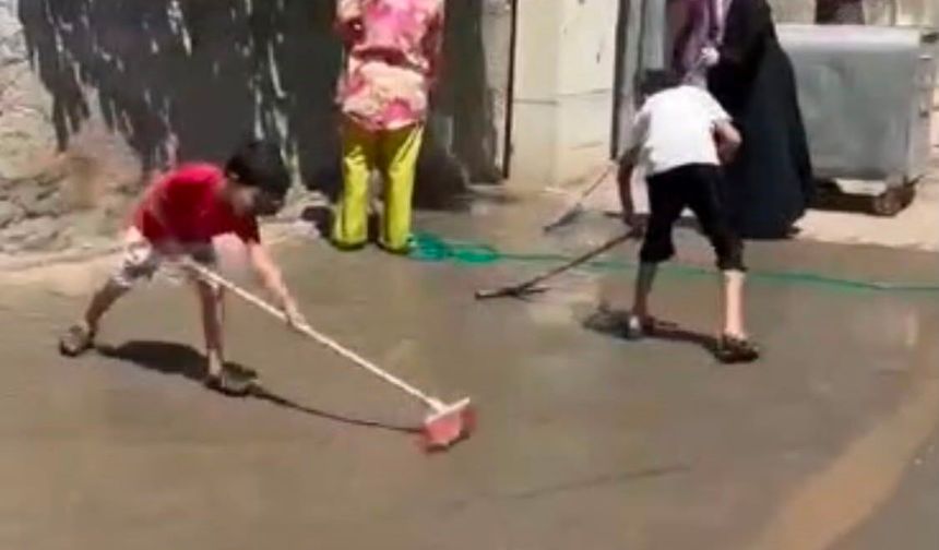 Batman'da onarım sonrası temizlenmeyen yolları vatandaşlar temizledi