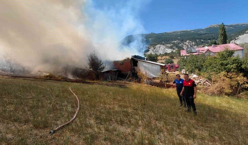 Bolu'da ahır ve samanlık alev alev yandı: Ekipler ve köylüler seferber oldu