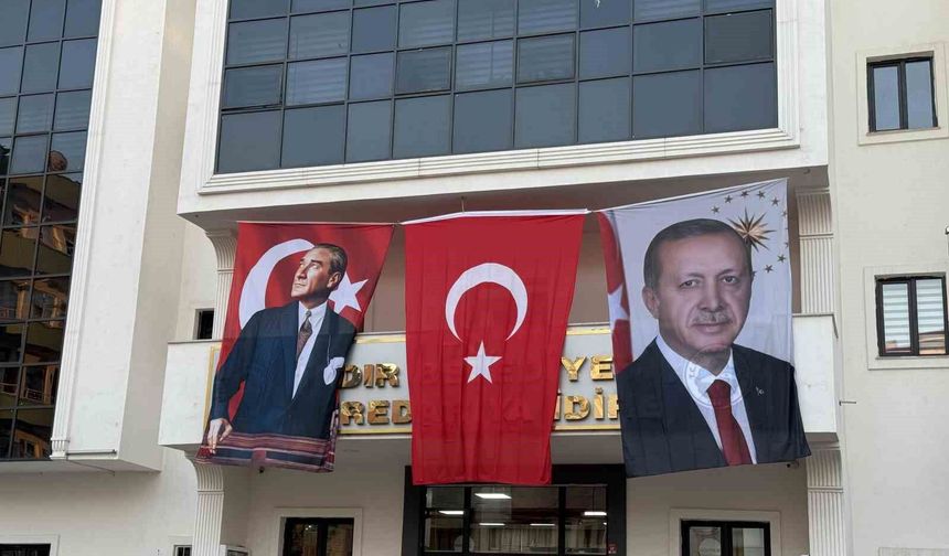 DEM Partili Iğdır Belediyesi binasına Cumhurbaşkanı Erdoğan'ın posteri asıldı