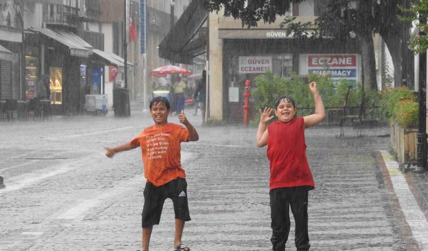 Edirne'de sağanak sürprizi: Büyükler kaçtı, çocuklar dans etti