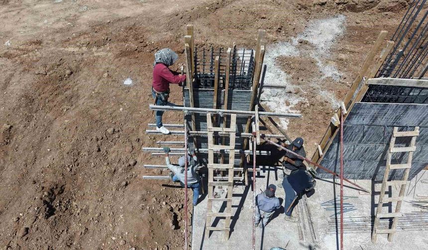 Elazığ'da inşaat işçilerinin sıcak havalarda ekmek mücadelesi