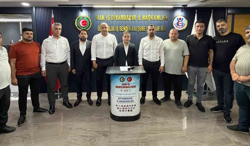 HAK-İŞ İl Başkanı Aküzüm: 'Bu tarihi direniş, bir daha yaşanmamak üzere tarihin altın sayfalarına demokrasiye sahip çıkan milletin zaferi olarak yazılmıştır'
